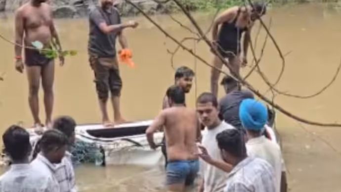 MP: मां बगलामुखी मंदिर के पास काल ने मारा झपट्टा, ठेले पर रखा गईं 8 लाशें...देखिए 5 तस्वीरें