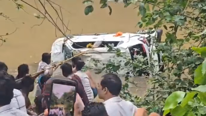 MP: मां बगलामुखी मंदिर के पास काल ने मारा झपट्टा, ठेले पर रखा गईं 8 लाशें...देखिए 5 तस्वीरें