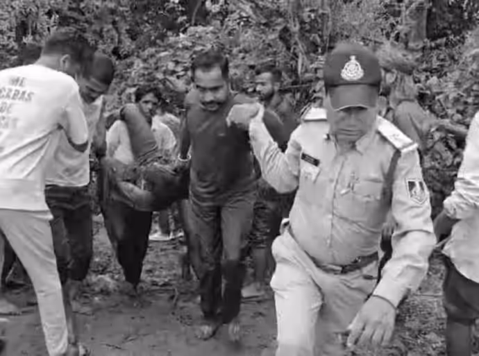 MP: मां बगलामुखी मंदिर के पास काल ने मारा झपट्टा, ठेले पर रखा गईं 8 लाशें...देखिए 5 तस्वीरें