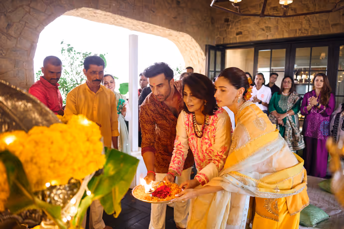 आलिया भट्ट की बेटी ने रंगी गणेश जी की तस्वीर, कपूर फैमिली के गणपति उत्सव की 6 PHOTOS