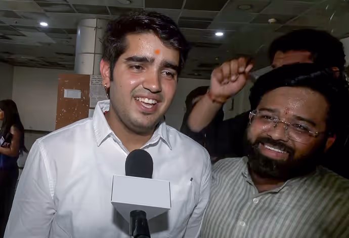 DUSU Election: जीत के बाद झूम उठे ABVP विजेता, 7 तस्वीरों में यश डबास से रिया का जश्न