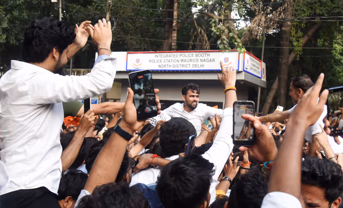 DUSU Election: जीत के बाद झूम उठे ABVP विजेता, 7 तस्वीरों में यश डबास से रिया का जश्न
