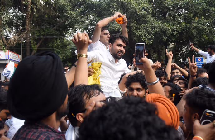 DUSU Election: जीत के बाद झूम उठे ABVP विजेता, 7 तस्वीरों में यश डबास से रिया का जश्न