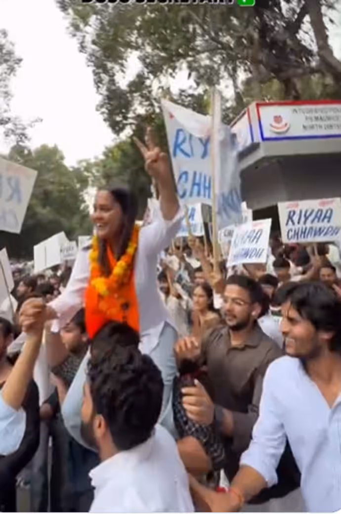DUSU Election: जीत के बाद झूम उठे ABVP विजेता, 7 तस्वीरों में यश डबास से रिया का जश्न
