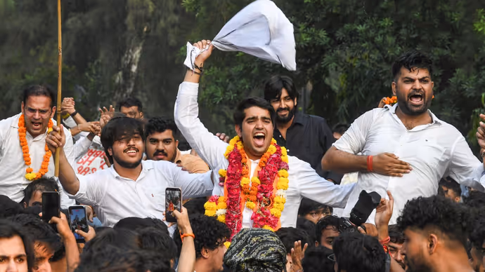 DUSU Election: जीत के बाद झूम उठे ABVP विजेता, 7 तस्वीरों में यश डबास से रिया का जश्न