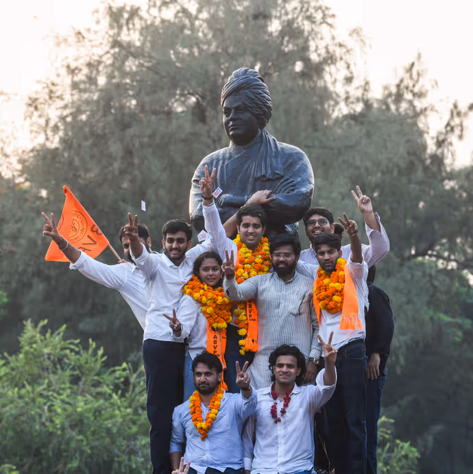 DUSU Election: जीत के बाद झूम उठे ABVP विजेता, 7 तस्वीरों में  यश डबास से रिया का जश्न