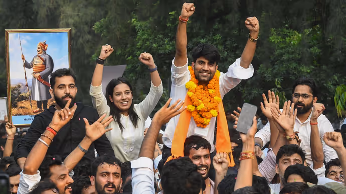 DUSU Election: जीत के बाद झूम उठे ABVP विजेता, 7 तस्वीरों में यश डबास से रिया का जश्न