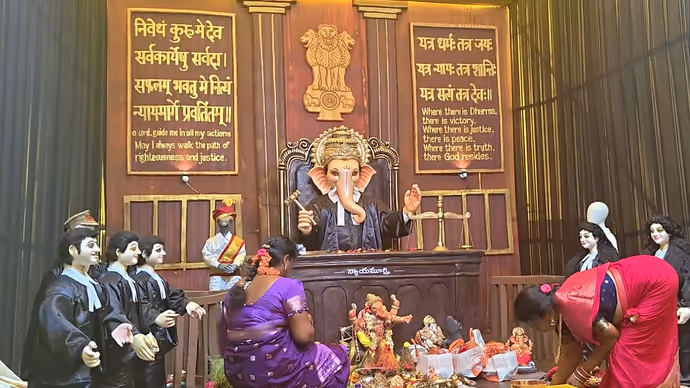 ‘न्यायमूर्ति गणपति’ ने खींचा सबका ध्यान, 10 PHOTO में सुप्रीम कोर्ट थीम वाले पंडाल का अद्भुत नजारा