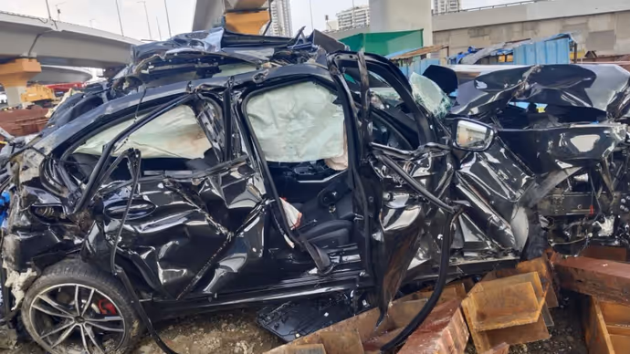 Mumbai BMW Accident: 5 PHOTOS में देखें कैसे पिचक गई लग्जरी कार, एक-एक फोटो दहला देगी
