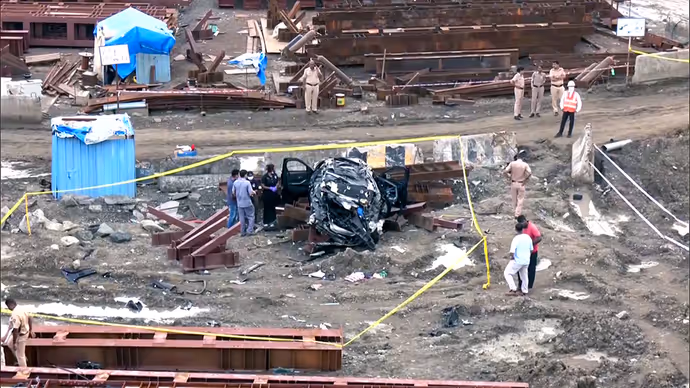 Mumbai BMW Accident: 5 PHOTOS में देखें कैसे पिचक गई लग्जरी कार, एक-एक फोटो दहला देगी