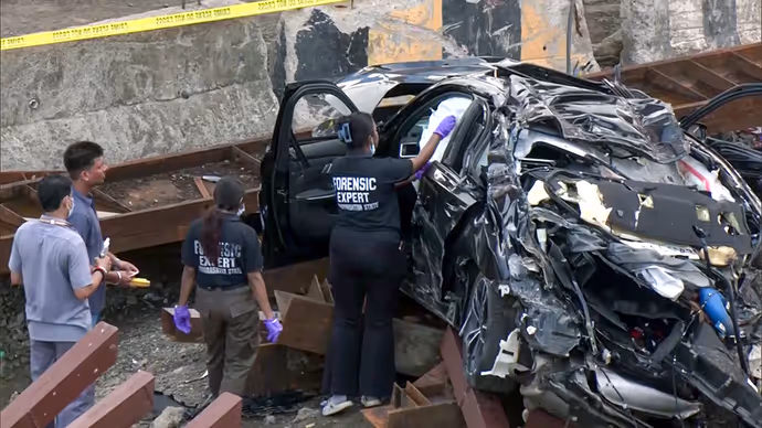 Mumbai BMW Accident: 5 PHOTOS में देखें कैसे पिचक गई लग्जरी कार, एक-एक फोटो दहला देगी