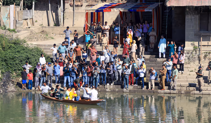 कश्मीर में गणपति विसर्जन, 7 तस्वीरों में देखें झेलम नदी में गणेश प्रतिमाओं का अद्भुत नजारा