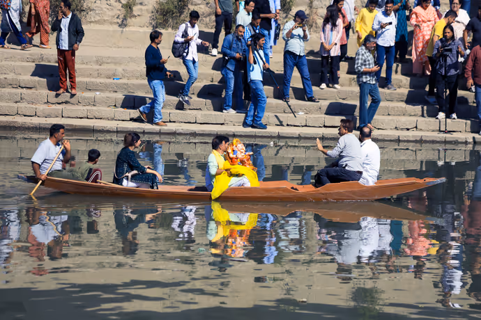 कश्मीर में गणपति विसर्जन, 7 तस्वीरों में देखें झेलम नदी में गणेश प्रतिमाओं का अद्भुत नजारा