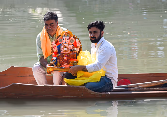 कश्मीर में गणपति विसर्जन, 7 तस्वीरों में देखें झेलम नदी में गणेश प्रतिमाओं का अद्भुत नजारा