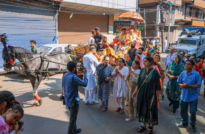 कश्मीर में गणपति विसर्जन, 7 तस्वीरों में देखें झेलम नदी में गणेश प्रतिमाओं का अद्भुत नजारा