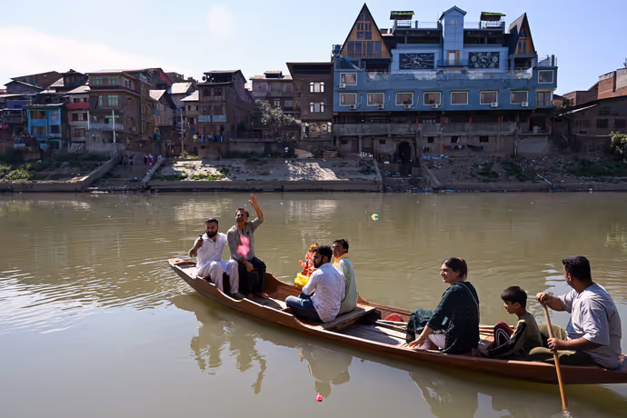 कश्मीर में गणपति विसर्जन, 7 तस्वीरों में देखें झेलम नदी में गणेश प्रतिमाओं का अद्भुत नजारा