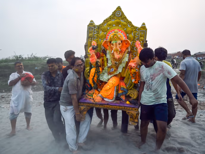 गणपति बप्पा मोरया! दिल्ली, चेन्नई, अहमदाबाद से अमृतसर तक..10 PHOTO में देखें गणेश विसर्जन का भव्य नजारा
