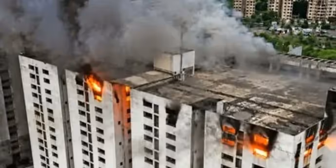 Surat Market Fire: सिर्फ ₹10 हजार के लिए लगाई आग, हुआ ₹24 करोड़ का नुकसान! 9 PHOTOS में पूरी कहानी