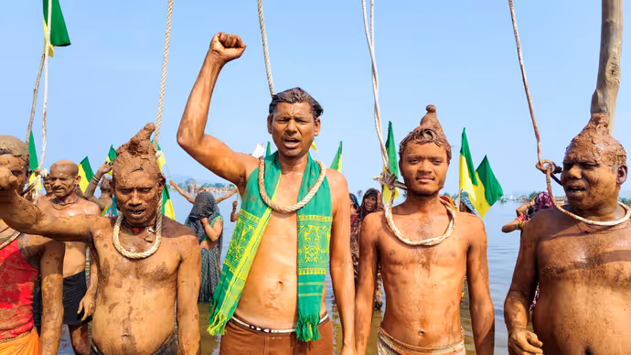 चिता आंदोलन: कोई अर्थी पर लेटा तो किसी ने लगाई फांसी! 7 PHOTO में आदिवासियों का अनोखा विरोध