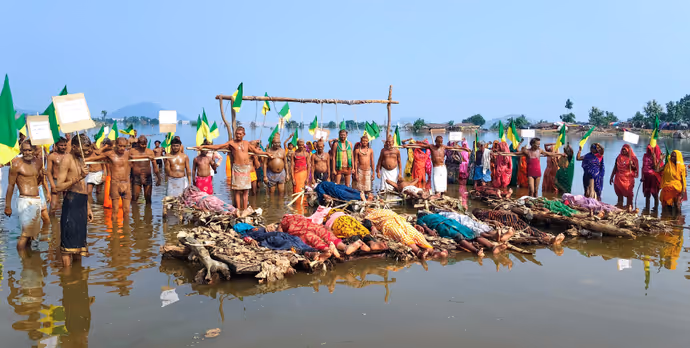 चिता आंदोलन: कोई अर्थी पर लेटा तो किसी ने लगाई फांसी! 7 PHOTO में आदिवासियों का अनोखा विरोध