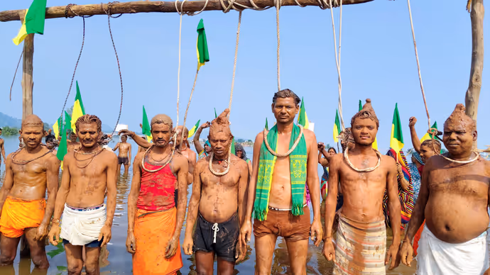चिता आंदोलन: कोई अर्थी पर लेटा तो किसी ने लगाई फांसी! 7 PHOTO में आदिवासियों का अनोखा विरोध