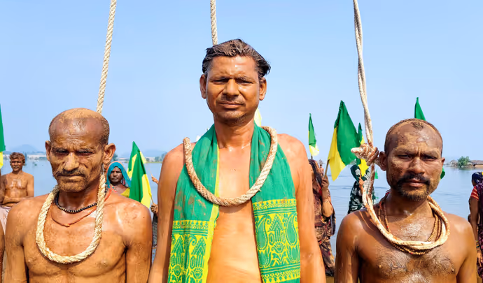 चिता आंदोलन: कोई अर्थी पर लेटा तो किसी ने लगाई फांसी! 7 PHOTO में आदिवासियों का अनोखा विरोध