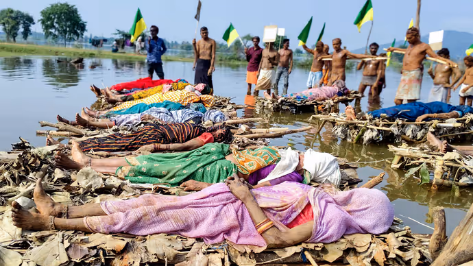 चिता आंदोलन: कोई अर्थी पर लेटा तो किसी ने लगाई फांसी! 7 PHOTO में आदिवासियों का अनोखा विरोध