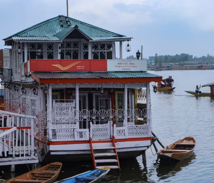 Dal Lake Post Office: दुनिया का इकलौता और भारत का पानी पर तैरता अनोखा पोस्ट ऑफिस, 9 PHOTOS