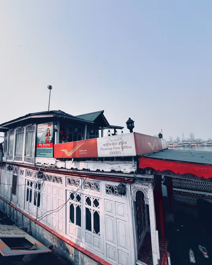 Dal Lake Post Office: दुनिया का इकलौता और भारत का पानी पर तैरता अनोखा पोस्ट ऑफिस, 9 PHOTOS