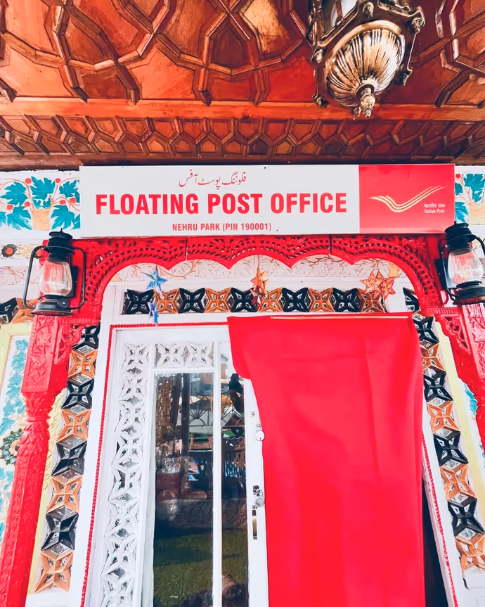 Dal Lake Post Office: दुनिया का इकलौता और भारत का पानी पर तैरता अनोखा पोस्ट ऑफिस, 9 PHOTOS