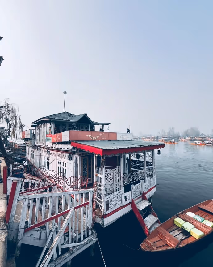 Dal Lake Post Office: दुनिया का इकलौता और भारत का पानी पर तैरता अनोखा पोस्ट ऑफिस, 9 PHOTOS