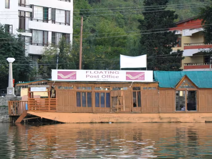 Dal Lake Post Office: दुनिया का इकलौता और भारत का पानी पर तैरता अनोखा पोस्ट ऑफिस, 9 PHOTOS