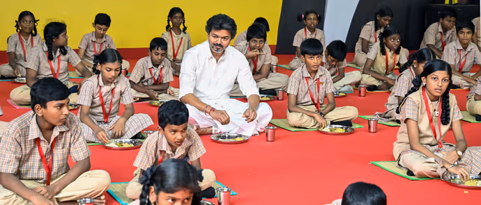 CM Vijay ने पहले बच्चों को परोसा खाना..फिर जमीन पर बैठकर खाया, दिल जीत लेंगी ये 7 तस्वीरें