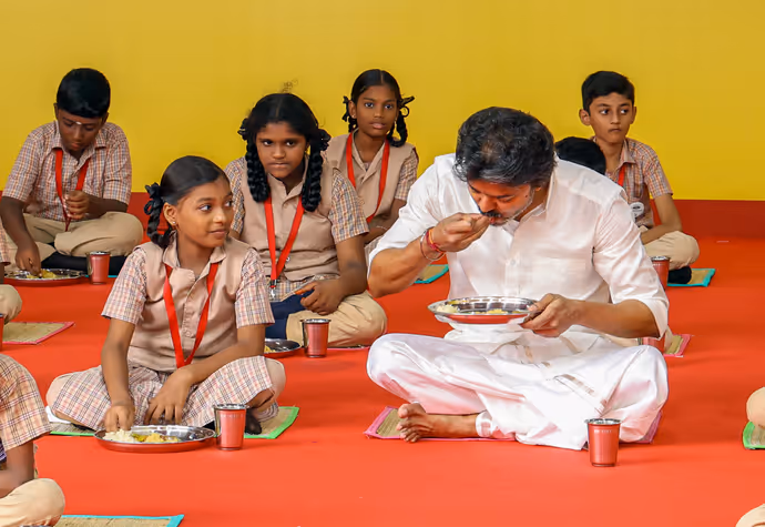 CM Vijay ने पहले बच्चों को परोसा खाना..फिर जमीन पर बैठकर खाया, दिल जीत लेंगी ये 7 तस्वीरें
