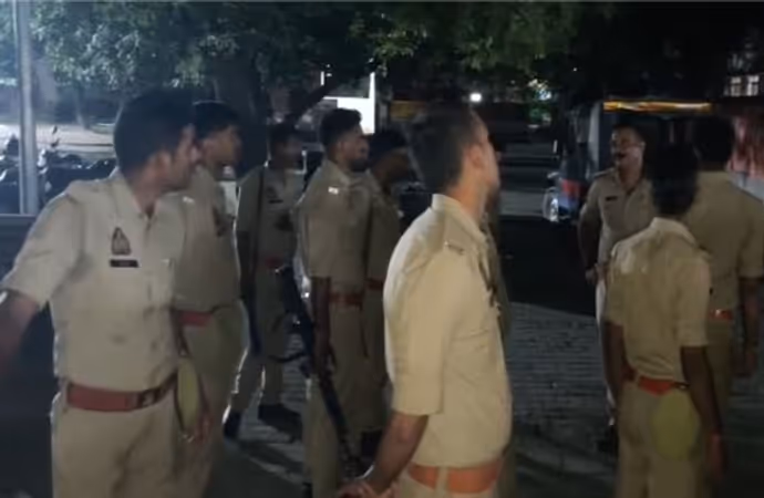 Azamgarh: अनुष्ठान देख भड़का पति, पत्नी-बेटे समेत 4 की हत्या, बच्चे बंधक, 11 PHOTO में देखें फिर क्या हुआ?