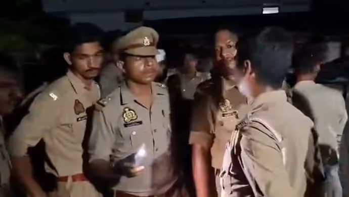 Azamgarh: अनुष्ठान देख भड़का पति, पत्नी-बेटे समेत 4 की हत्या, बच्चे बंधक, 11 PHOTO में देखें फिर क्या हुआ?