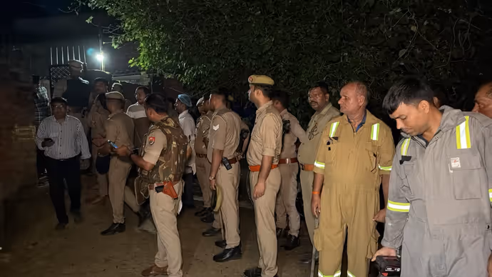 Azamgarh: अनुष्ठान देख भड़का पति, पत्नी-बेटे समेत 4 की हत्या, बच्चे बंधक, 11 PHOTO में देखें फिर क्या हुआ?