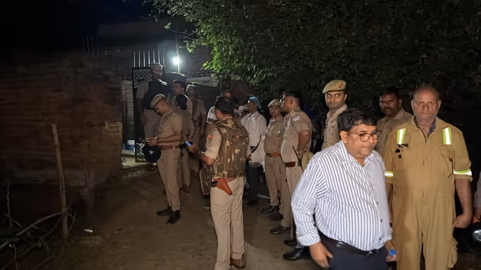 Azamgarh: अनुष्ठान देख भड़का पति, पत्नी-बेटे समेत 4 की हत्या, बच्चे बंधक, 11 PHOTO में देखें फिर क्या हुआ?