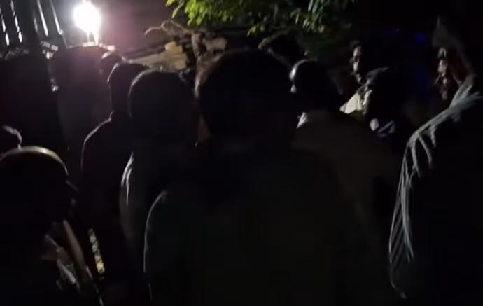 Azamgarh: अनुष्ठान देख भड़का पति, पत्नी-बेटे समेत 4 की हत्या, बच्चे बंधक, 11 PHOTO में देखें फिर क्या हुआ?