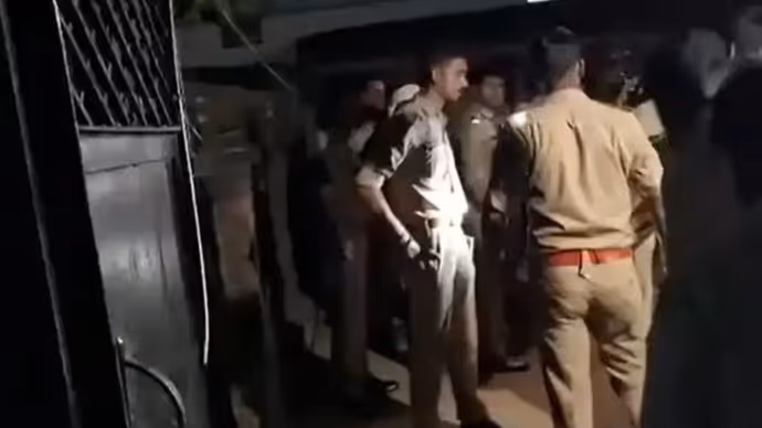 Azamgarh: अनुष्ठान देख भड़का पति, पत्नी-बेटे समेत 4 की हत्या, बच्चे बंधक, 11 PHOTO में देखें फिर क्या हुआ?