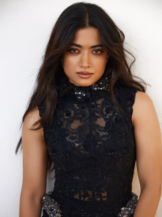 Rashmika Mandanna ने मिलान में बिखेरा ग्लैमर, ब्लैक गाउन में दिखा स्टनिंग Photos