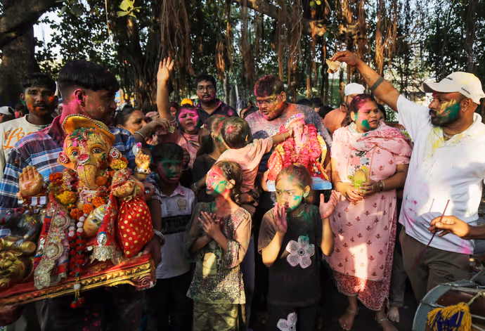 Ganesh Visarjan: बप्पा को विदाई से पहले भक्तों ने मांगी मन्नत, 10 तस्वीरों में देखें गणपति विसर्जन