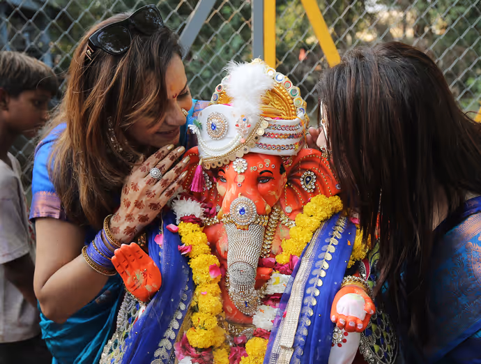 Ganesh Visarjan: बप्पा को विदाई से पहले भक्तों ने मांगी मन्नत, 10 तस्वीरों में देखें गणपति विसर्जन