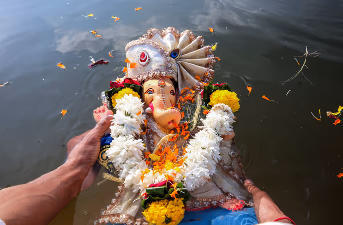 Ganesh Visarjan: बप्पा को विदाई से पहले भक्तों ने मांगी मन्नत, 10 तस्वीरों में देखें गणपति विसर्जन