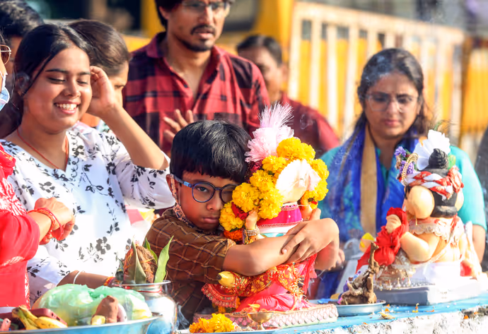 Ganesh Visarjan: बप्पा को विदाई से पहले भक्तों ने मांगी मन्नत, 10 तस्वीरों में देखें गणपति विसर्जन