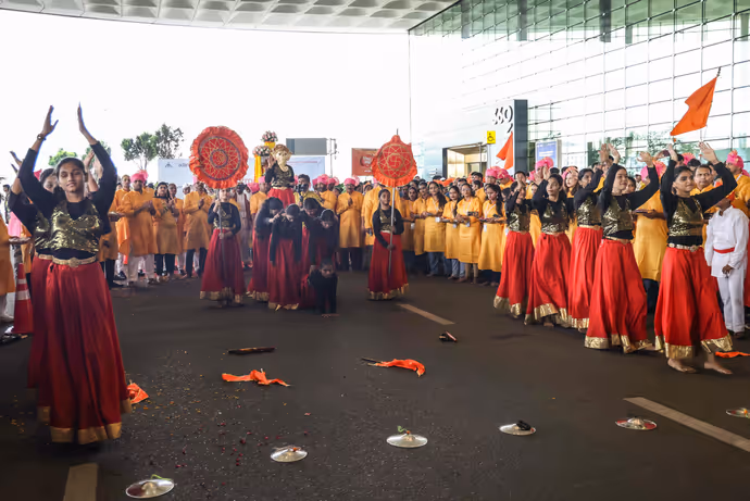 Ganesh Visarjan: बप्पा को विदाई से पहले भक्तों ने मांगी मन्नत, 10 तस्वीरों में देखें गणपति विसर्जन