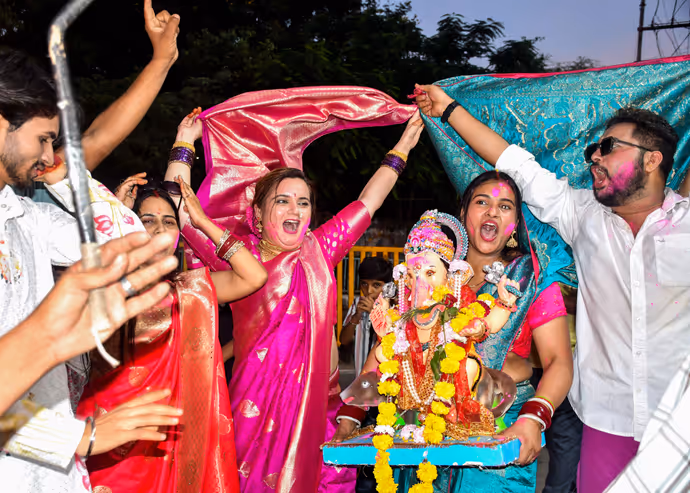 Ganesh Visarjan: बप्पा को विदाई से पहले भक्तों ने मांगी मन्नत, 10 तस्वीरों में देखें गणपति विसर्जन