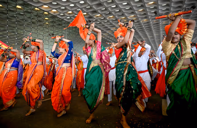 Ganesh Visarjan: बप्पा को विदाई से पहले भक्तों ने मांगी मन्नत, 10 तस्वीरों में देखें गणपति विसर्जन