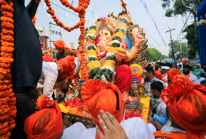 Ganesh Visarjan: बप्पा को विदाई से पहले भक्तों ने मांगी मन्नत, 10 तस्वीरों में देखें गणपति विसर्जन