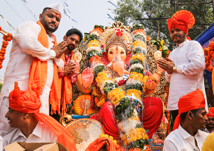 Ganesh Visarjan: बप्पा को विदाई से पहले भक्तों ने मांगी मन्नत, 10 तस्वीरों में देखें गणपति विसर्जन